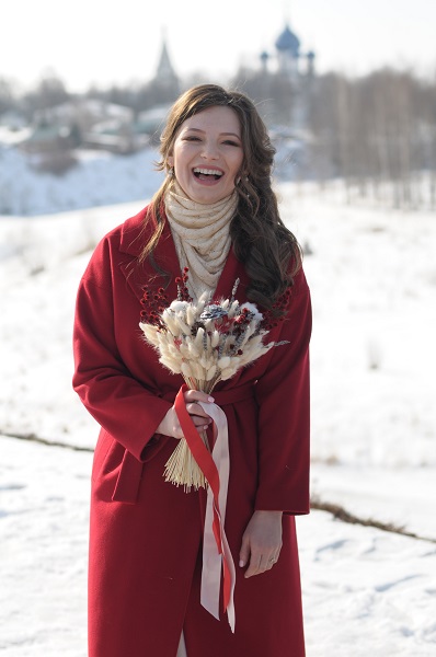 living woman with flowers